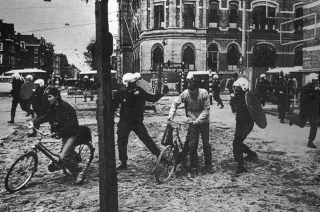 ME'ers slaan in op voorbijgangers, Van Baerlestraat Amsterdam, 12 oktober 1982. Foto uit Bluf! nr. 39, 1982