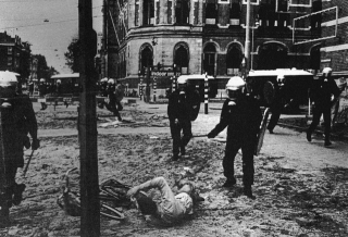 ME'ers slaan in op voorbijgangers, Van Baerlestraat Amsterdam, 12 oktober 1982. Foto uit Bluf! nr. 39, 1982