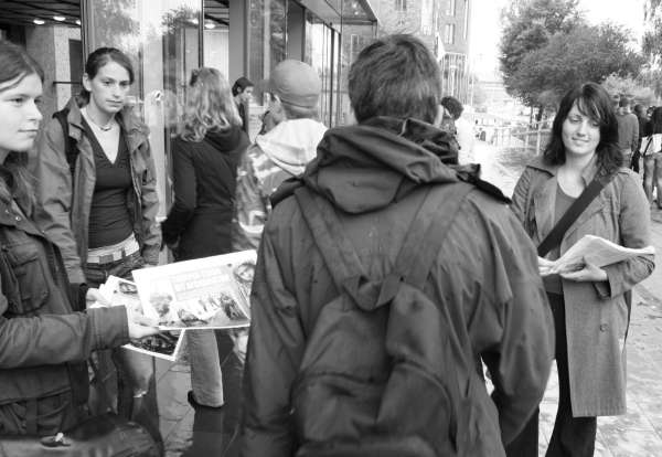 verspreiding Uruzgankrant op de Vrije Universiteit, foto: Joop Blom